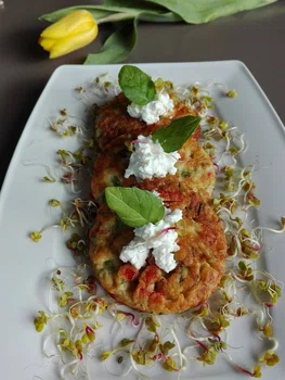 Placki z cukinii z kozim serem i miętą