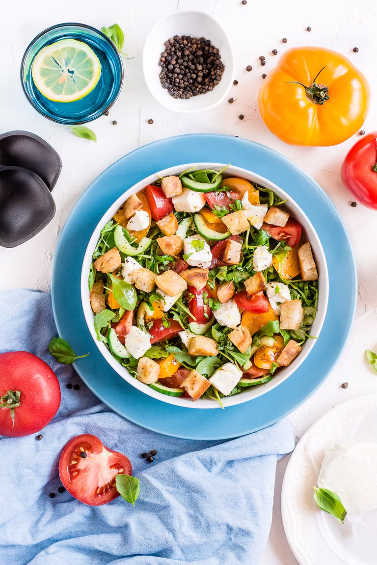 Panzanella, czyli sałatka z pomidorami, grzankami i mozzarellą