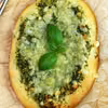 Minipizza z pesto z bazylii i roszponki