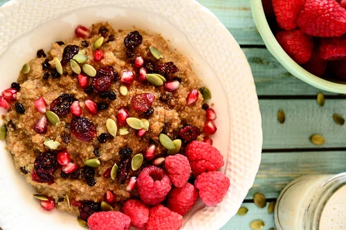 quinoa z malinami na ciepło
