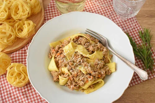 Ragù bianco - kremowy sos mięsny do makaronu z Bolonii