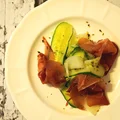 Sałatka z ogórka, melona i szynki parmeńskiej