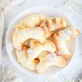Drożdżowe rogaliki z budyniem i marmoladą