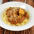 Spaghetti bolognese - Chłop przy garach