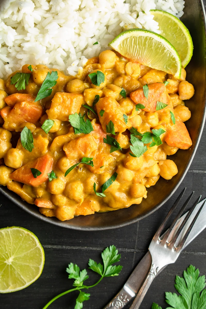 Pikantne curry z dynią i ciecierzycą (6 składników)