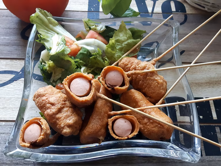 PARÓWKI W CIEŚCIE PAPRYKOWYM
