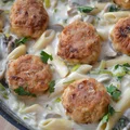Klopsiki z makaronem w sosie pieczarkowo-porowym