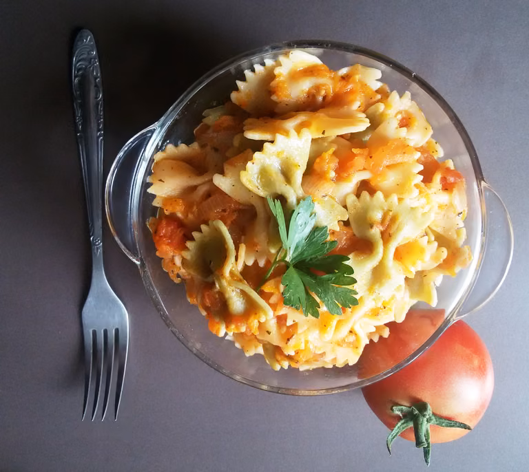 Pasta with fresh tomato sauce / Nuddeln mit Tomatensosse / Makaron z sosem ze świeżych pomidorów