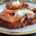 Placki ziemniaczane z sosem tzatziki i łososiem