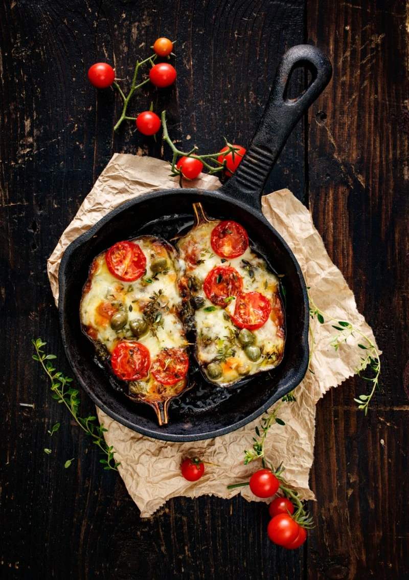 BAKŁAŻANY Z POMIDORAMI I MOZZARELLĄ