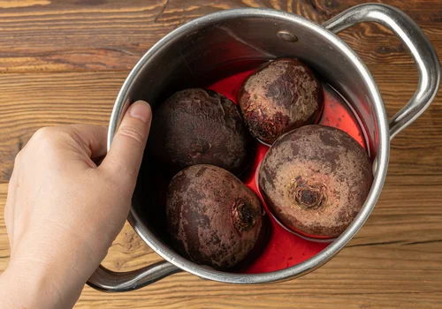 Ile buraków potrzeba na barszcz czerwony? Przepis na domowy zakwas i idealny wigilijny barszcz!