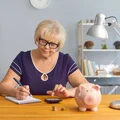 Renta wdowia zmniejszy Twoją 14. emeryturę? Oto jak działa zasada "złotówka za złotówkę"