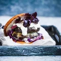 BURGERY Z GORGONZOLĄ I CZERWONĄ KAPUSTĄ