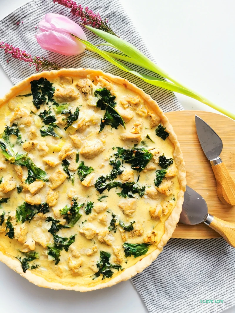 Tarta z jarmużem i kurczakiem