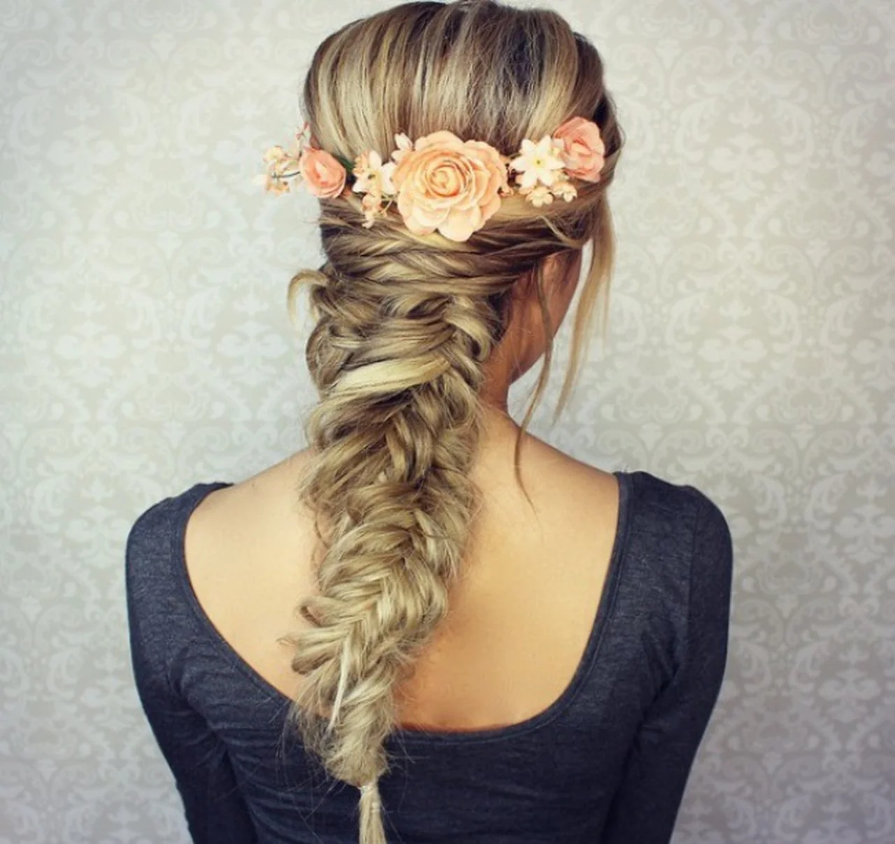 Piękna fryzura przyozdobiona kwiatami
