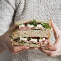 Kanapka z camembert i żurawiną