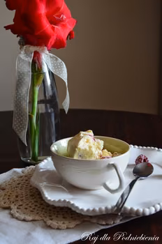 semifreddo z malinami i bezami