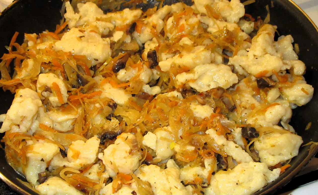 Delikatne KLUSKI KŁADZIONE z okrasą z kiszonej kapusty pomysł na szybki, tani i pyszny obiad +FILM