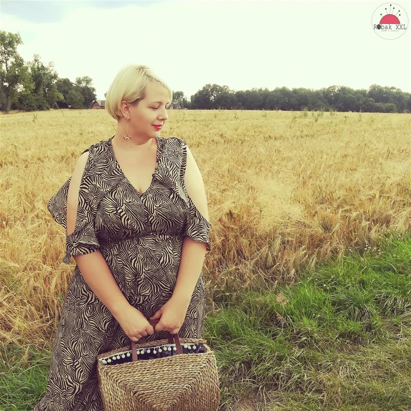 Sukienka maxi w zwierzęce wzory. Wyszczuplające wolanty