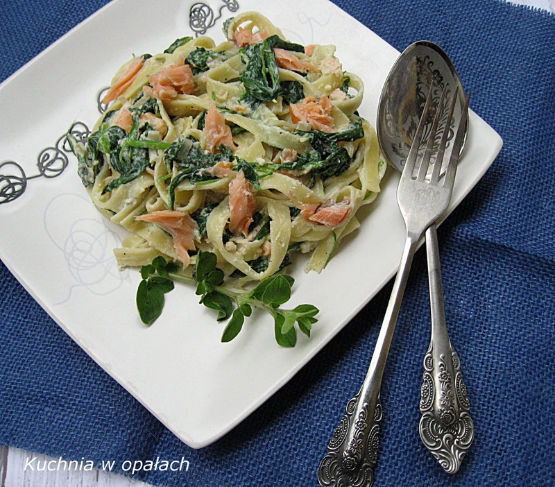 Tagliatelle z ricottą, szpinakiem i wędzonym łososiem