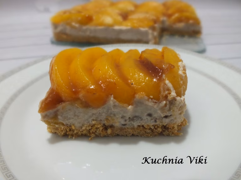 Ciasto na spodzie z pokruszonych herbatników z brzoskwiniami (bez pieczenia)