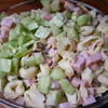 Sałatka z tortellini ogórka i szynki