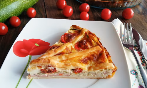 Tarta z ciasta francuskiego z cukinią
