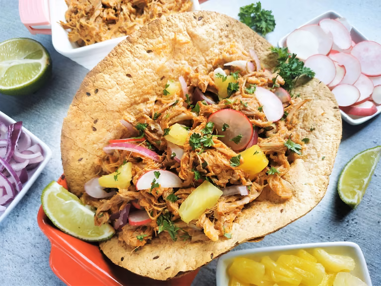 Taco z ananasem i szarpaną wieprzowiną