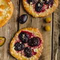 DROŻDŻÓWKI ZE ŚLIWKAMI I KRUSZONKĄ