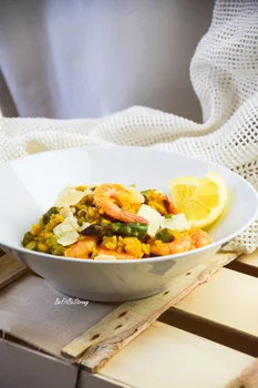 Cytrynowe risotto ze szparagami i krewetkami