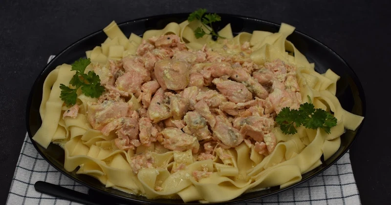 Łosoś z tagliatelle w sosie z mascarpone