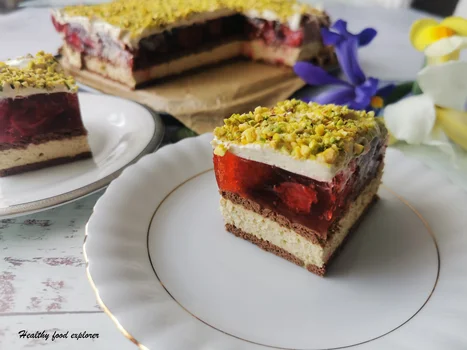 Ciasto bez pieczenia z kremem pistacjowym, galaretką i truskawkami