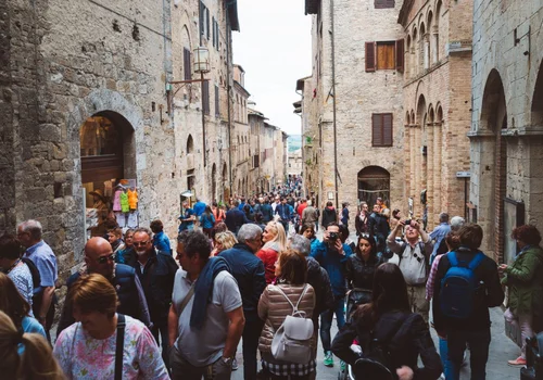 Uwaga na wakacyjnych oszustów! Nowe zagrożenie w popularnych kurortach!