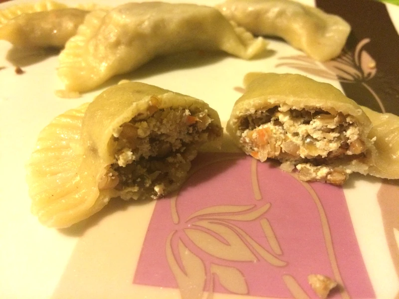 Pierogi z kaszą gryczaną, białym serem i grzybami