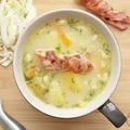 Zupa z młodej kapusty z bekonowym chipsem