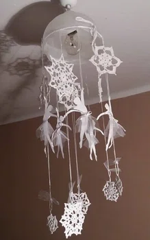 Śnieżynki i papierowe baletnice na żyrandolu