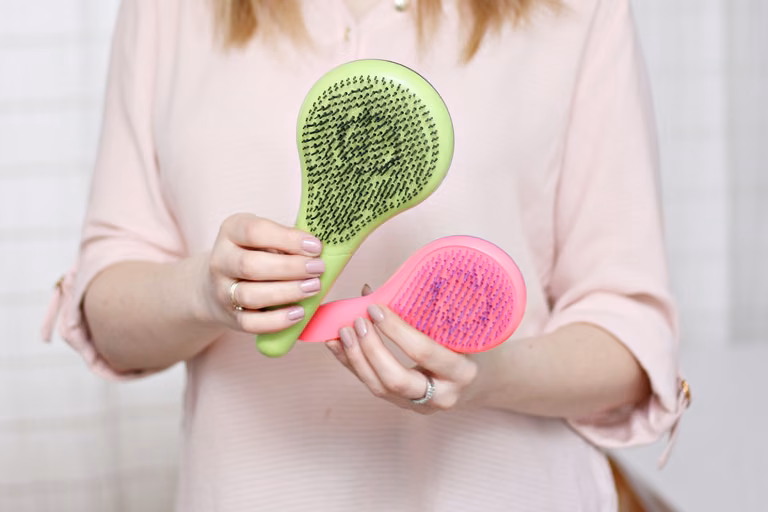 Czy warto kupić magiczną szczotkę do włosów? Tangle Teezer vs Michel Mercier