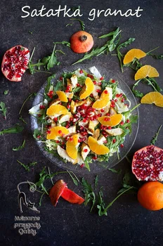 Sałatka z kurczakiem curry i granatem