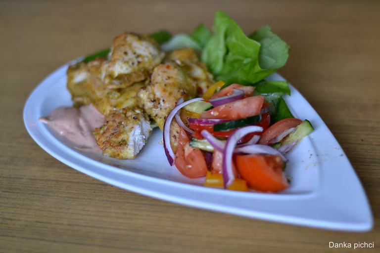Pierś z kurczaka w cieście curry z ziołami