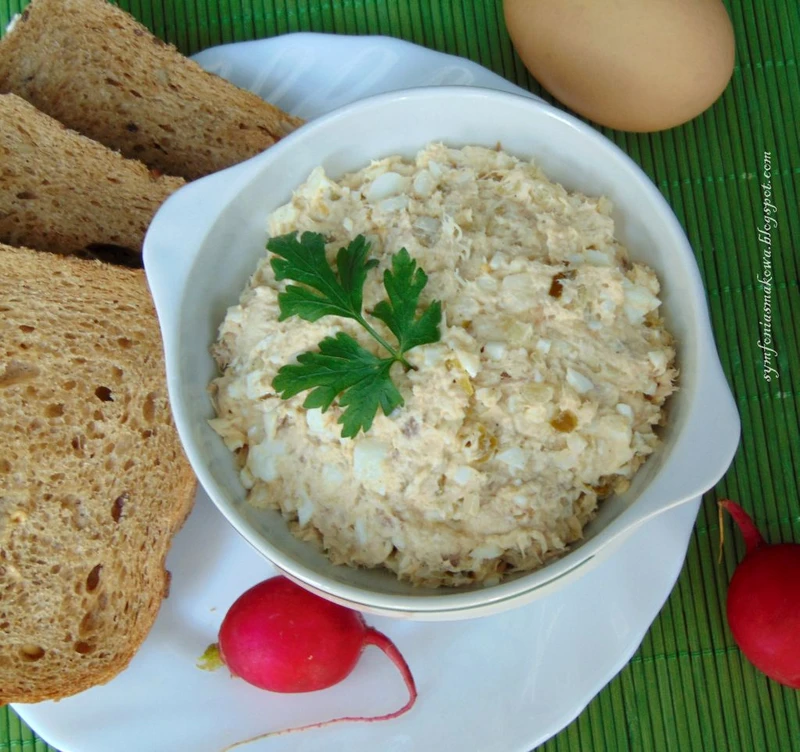 Pasta z makreli, jajek, ogórków i cebuli.