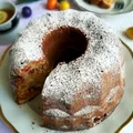 Migdałowa babka z żurawiną i morelami
