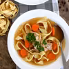 Zupa z grillowanym kurczakiem i makaronem