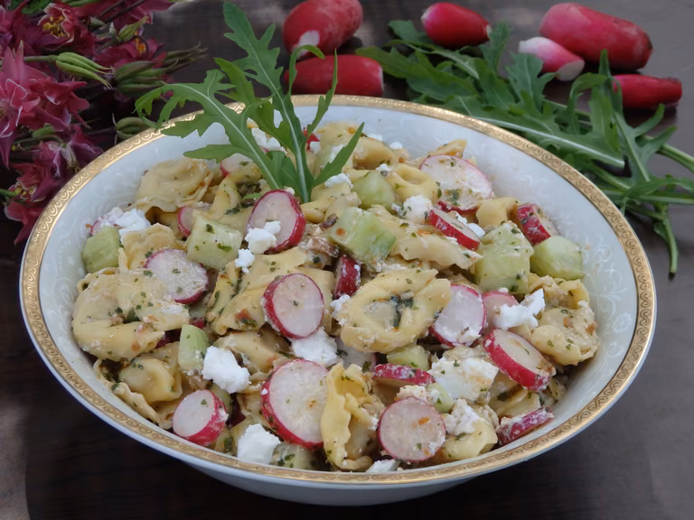 Wiosenna sałatka z tortellini