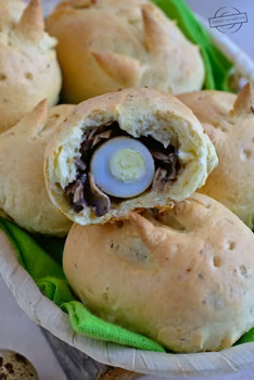 Drożdżowe bułeczki-zajączki (z pieczarkami i przepiórczym jajkiem)