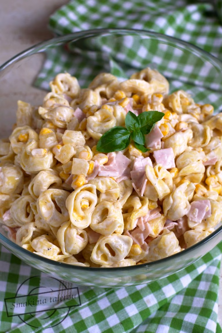 Sałatka z tortellini i ananasem