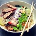 Wietnamski rosół “pho bo” z dodatkiem spring rollsa