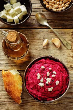 HUMMUS Z BURAKIEM I KOZIM SEREM