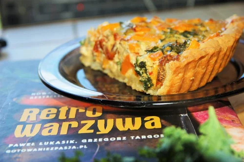 Nietypowa tarta z jarmużem, batatami i suszonymi pomidorami. Pyszna i sycąca!