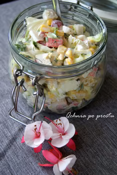 Sałatka z młodej kapusty i paluszków surimi