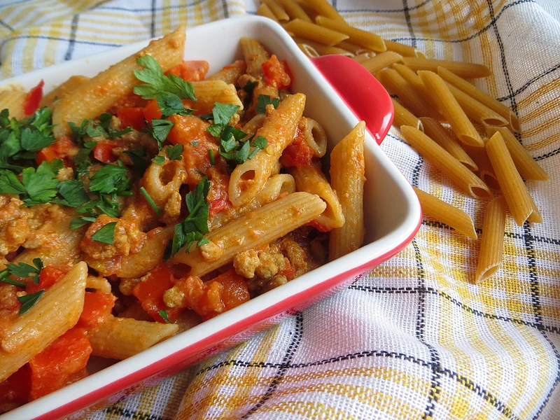 Penne z mięsem mielonym w sosie pomidorowym z carry